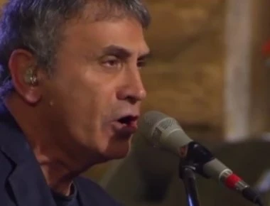 Κατέρρευσε ο Γιώργος Νταλάρας την ώρα που τραγουδούσε το «Του κάτω κόσμου τα πουλιά» του Μάνου Ελευθερίου (βίντεο)